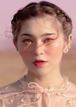 Alexaundra Christine Schneiderman (AleXa) (1996)