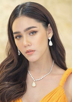 Araya Alberta Hargate (Chompoo) (1981)