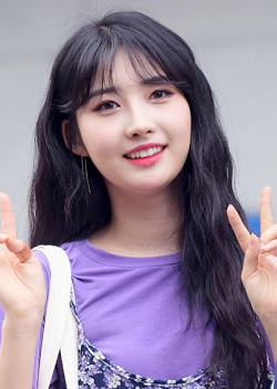 Kim Shi Hyeon (EVERGLOW) (1999)