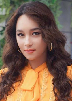 Bee Namthip Jongrachatawiboon (1982)